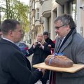 VIDEO | Põllumehed kinkisid Ratasele Brüsselis leiva, aga veerandi suuruse kääru lõikasid ära!