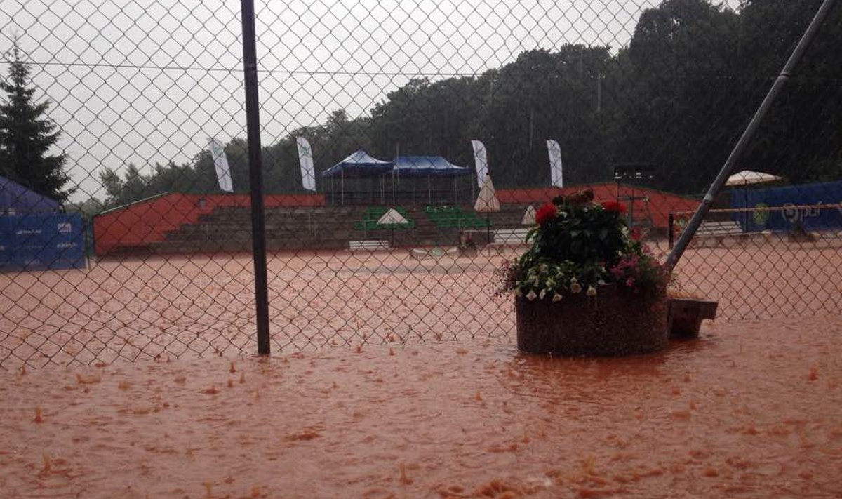 Vihmasadu uputas tenniseväljakud