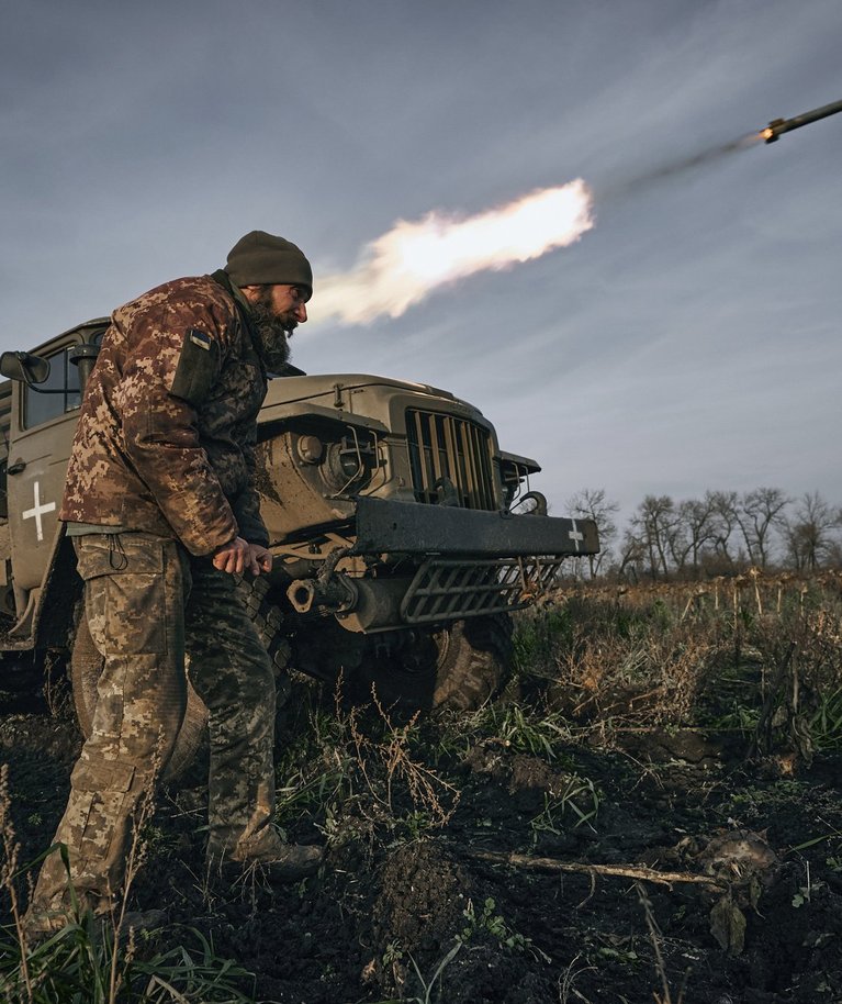 Ukraina sõjaväe mitmekordne raketiheitja Grad tulistamas rakette Venemaa positsioonide pihta rindel Donetski oblastis. Foto tehtud 24. novembril 2022.
