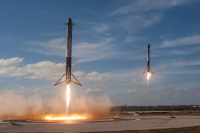 Falcon Heavy külgmised esimesed astmed eile üheskoos tagasi Maale laskumas.