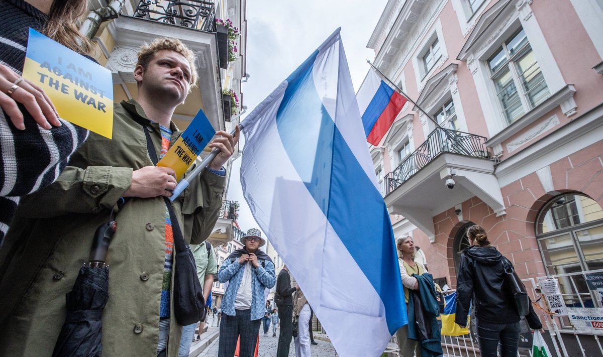 Граждане России протестуют у посольства РФ