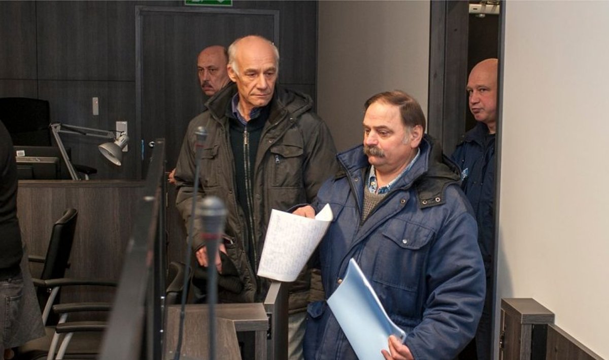 Mihhail Suhhošin ja Aleksandr Ladurov Jõhvis kohtusaalis. Eilne kohtuotsus jõustub 15 päeva pärast ehk 27. novembril. Samal päeval saab täis ka meeste vangistusaeg, mis tähendab seda, et nad saadetakse kohe Eestist välja. 