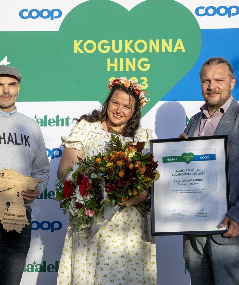 (vasakult) Coopi turundusdirektor Ranno Pajuri, kogukonna hing 2023 Kristiina Adamson ja Maalehe peatoimetaja Hindrek Riikoja.