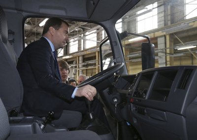 Venemaa peaminister Dmitri Medvedev UAZi autotehases Isuzu veokitega tutvumas