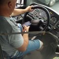 ВИДЕО | Водитель автобуса в Таллинне сидит в телефоне во время езды