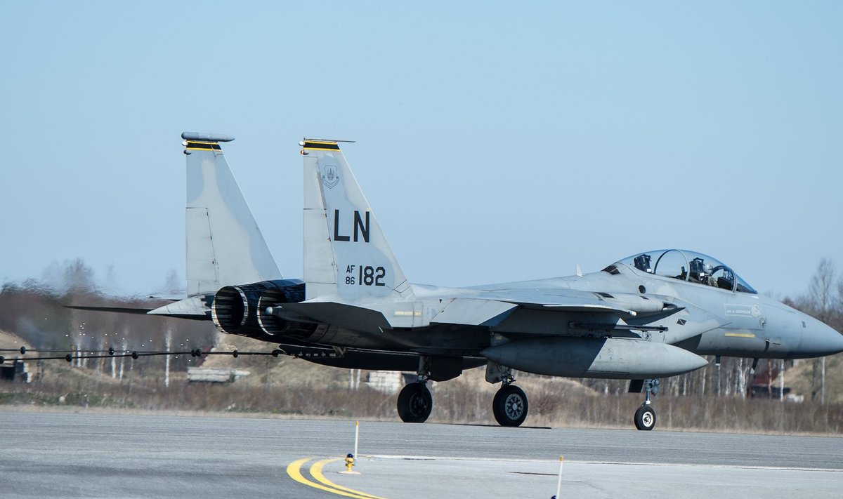 USA F15 hävitajad testivad püüdureid