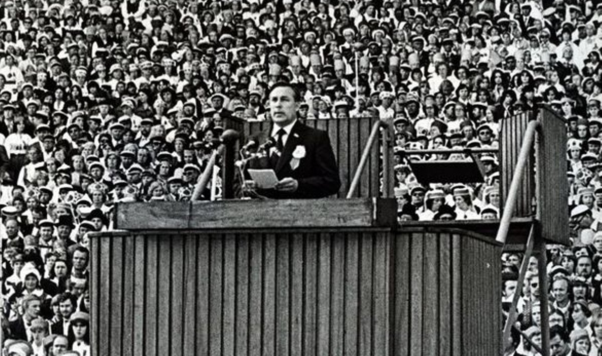 KARJÄÄRI TIPUL: EKP Keskkomitee 
ideoloogiasekretär ja Üldlaulupeo Peakomisjoni presiidiumi esimees Rein Ristlaan avab juulis 1980 Eesti NSV 40. 
aastapäevale pühendatud üldlaulupeo.