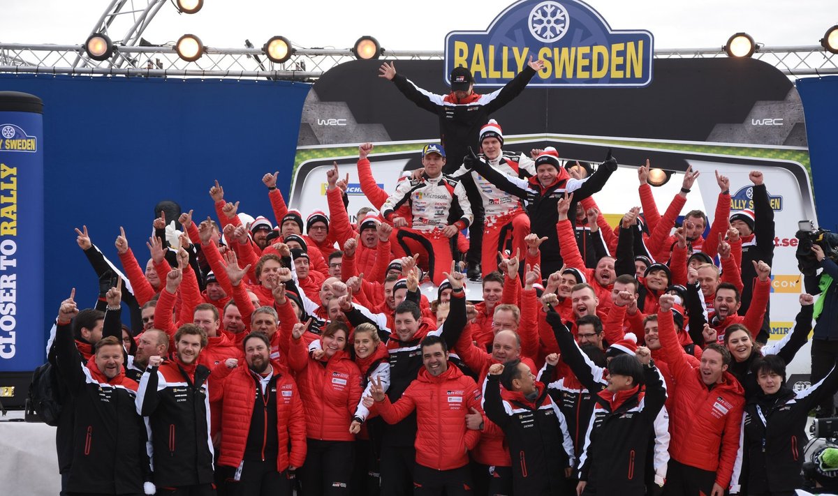 Ott Tänak ja Martin Järveoja koos kogu Toyota tiimiga Rootsi ralli võitu tähistamas.