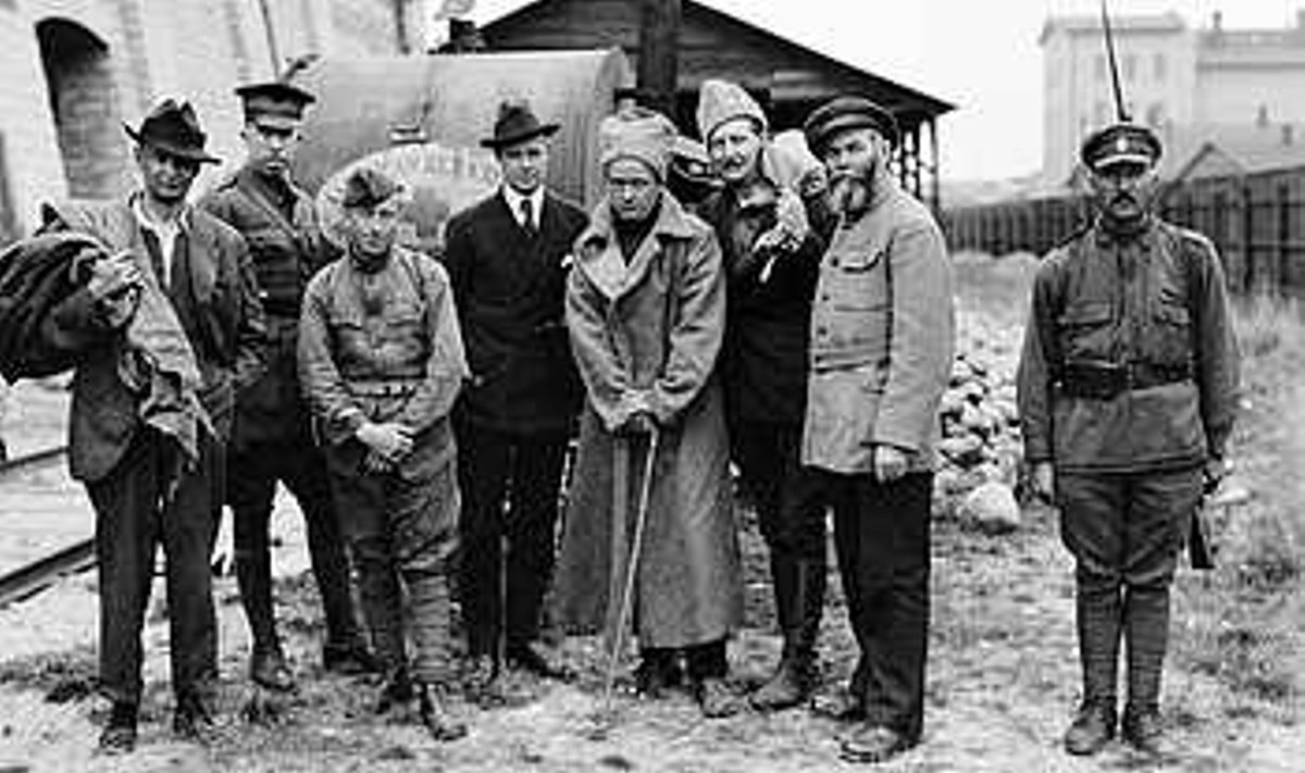 VABAD! Ameerika luureäss Xenophon Kalamatiano (vasakult viies) vabanes Vene vangist augustis 1921 ning toodi ühes nelja saatusekaaslasega Eestisse. Foto on tehtud Tallinnas Rotermanni soolalao juures. © CORBIS / SCANPIX