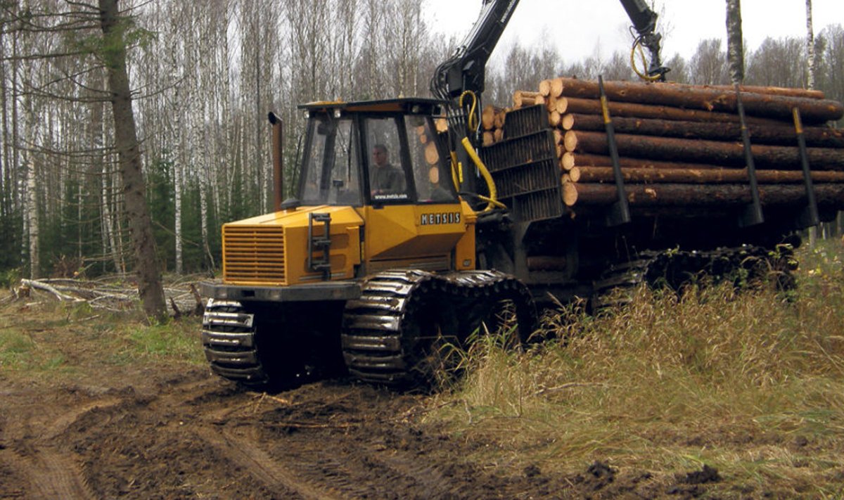 Isegi väike nüanss masinas kasutatavate õlide-määrete juures võib rahas mõõdetuna päris suur vahe olla. Pildil on töötamas Eesti päritolu väljaveotraktor Metsis.