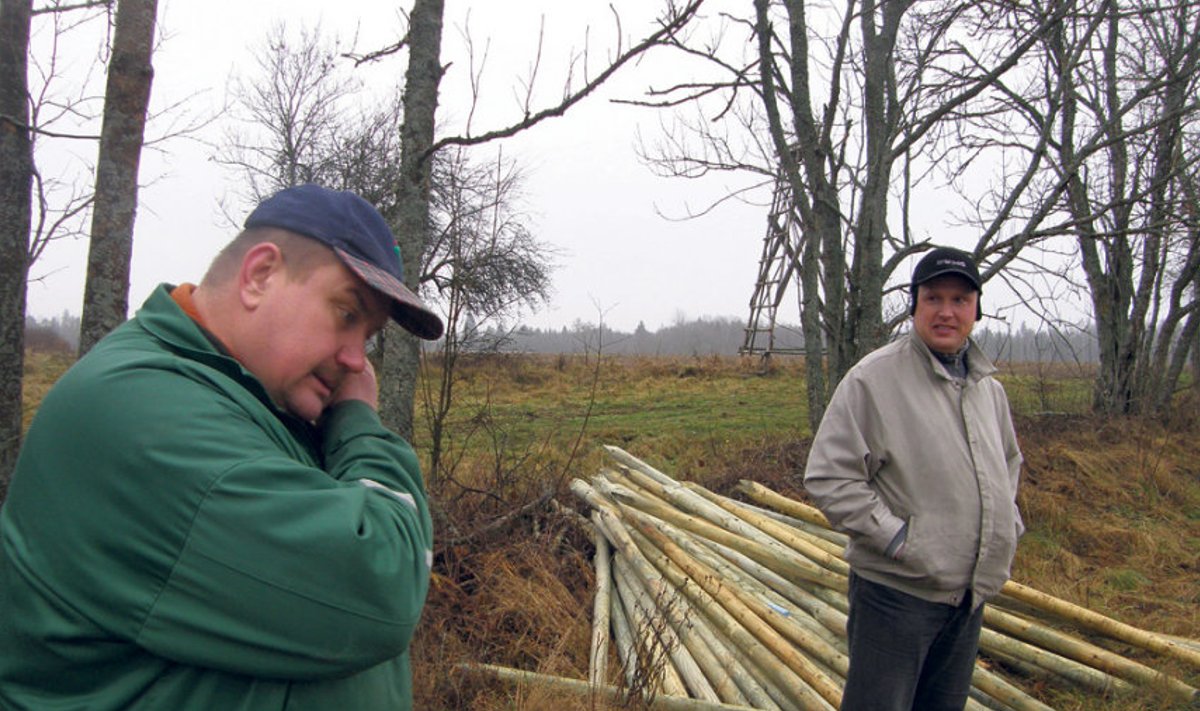 Maaomanikelt oodatakse, et midagi ka ise oma vara kaitseks ette võetaks. Pildil Einar Pärnpuu  (vasakul) oma ulukiaia ehitamise päevil, konsulendiks on Sven Köster. Hunnikus on ulukiaia postid.