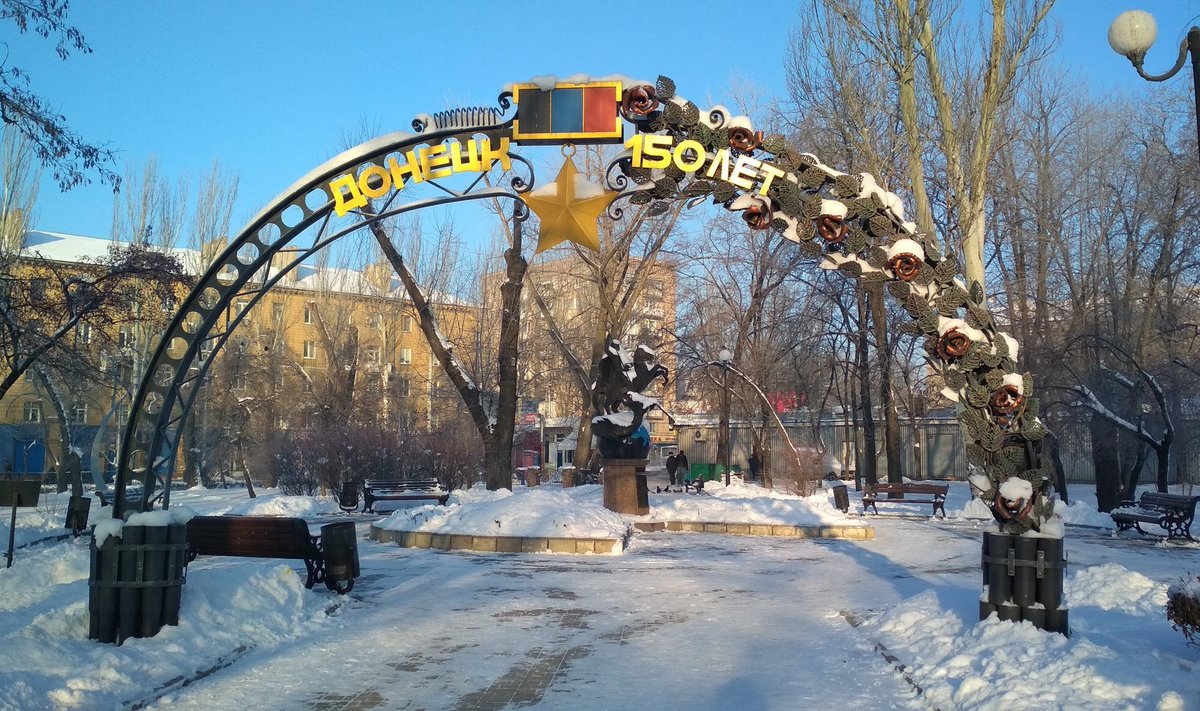 Silt lumises pargis teatab uhkelt „Donetsk – 150 aastane”.