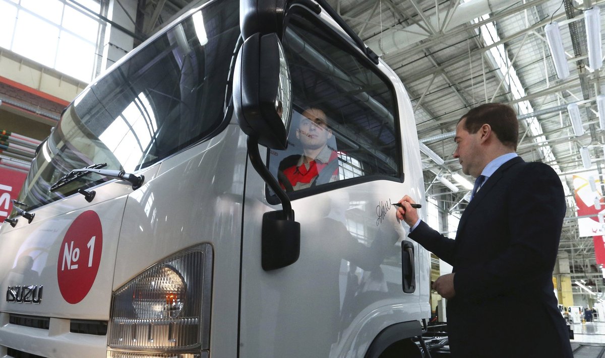 Venemaa peaminister Dmitri Medvedev UAZi tehases Isuzu veoautole autogrammi andmas.