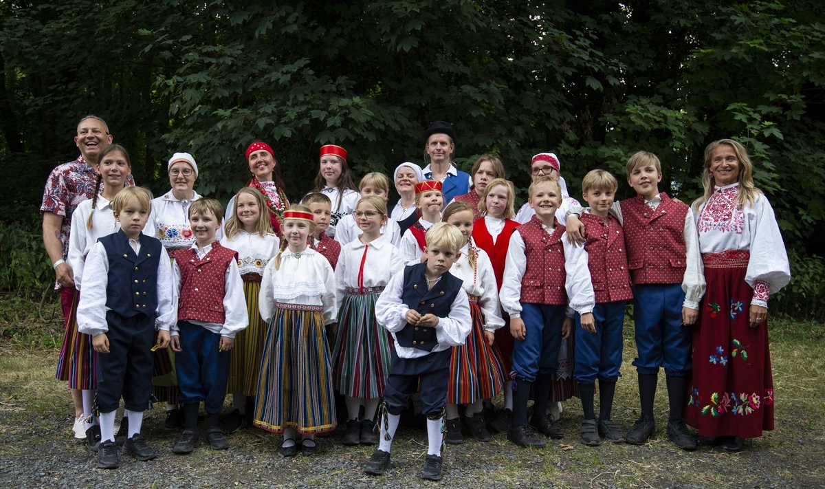 Brüsseli pererühm Euroviisud jaanitulel, nüüdseks on enamik tantsijaist noortepeo harjutusplatsidele jõudnud.