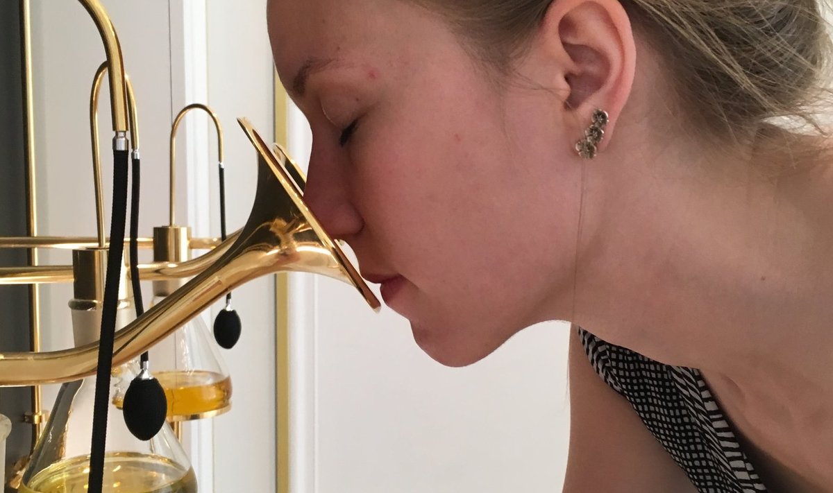 Mariliis Holm testib parfüümide tegemiseks GC-olfaktomeetria masinas erinevaid lõhnu. Seadme küljes on klaaskolonn, kust lõhnad ükshaavad välja tulevad.