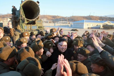 Kim ja sõdurid pärast veebruarikuist raketikatsetust