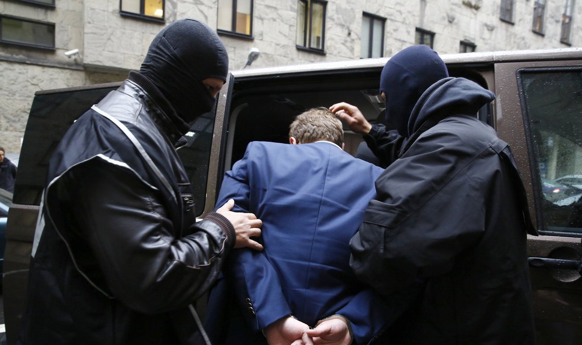 Julgeolekutöötajad ajavad Varssavis kohtumaja ees autosse üht kahest oktoobri keskel spionaaži kahtlusega vahi alla võetud mehest.