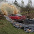 VIDEO: Läti vanamees kihutab autoga basseini, kus on 12 000 liitrit Coca-Colat