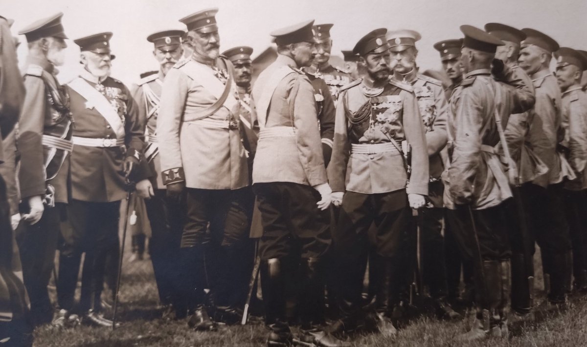 SÕBRALIK KOHTUMINE EESTIS: Saksa keiser Wilhelm II (keskel küljega) ja Vene keiser Nikolai II (Wilhelmi kõrval paremal) Paldiskis Viiburi polgu ülevaatusel juulis 1912.