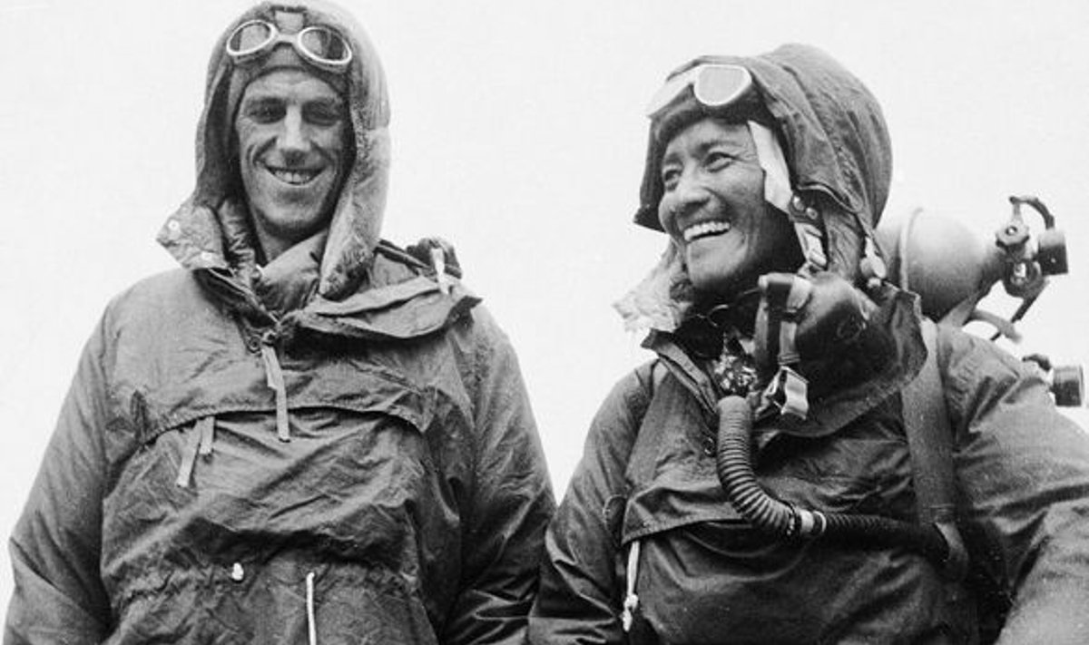 Edmund Hillary ja Tenzing Norgay näitavad varustust, mille abil vallutasid Mount Everesti.