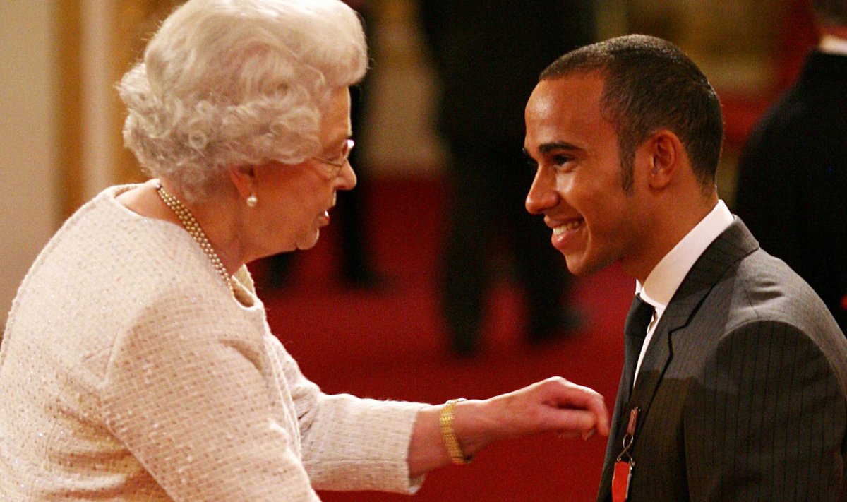 Lewis Hamilton 2009. aastal kuninganna vastuvõtul.