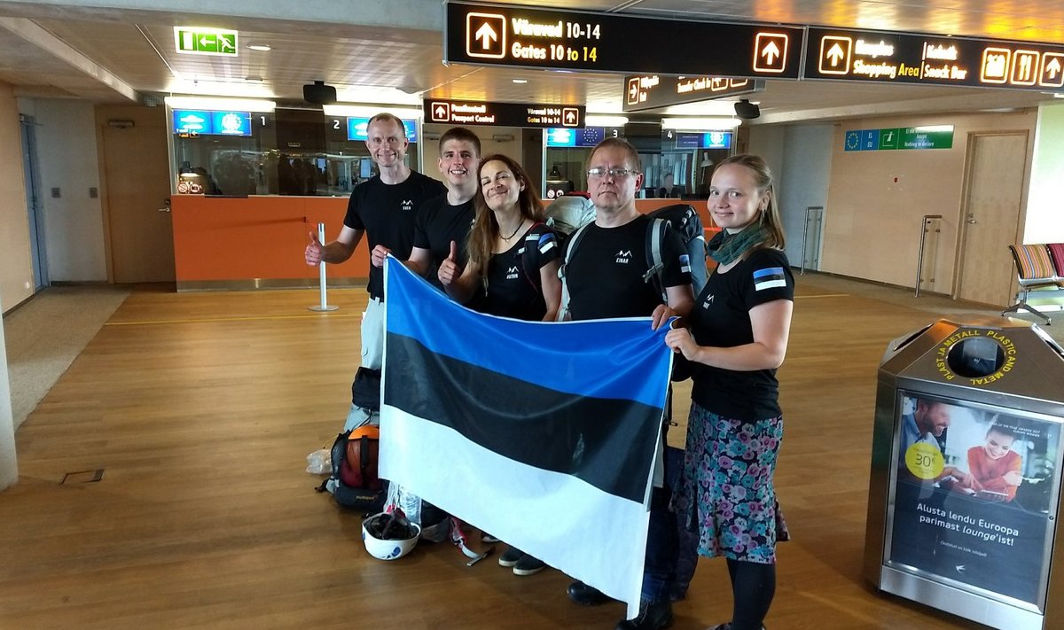 Eesti alpinistid enne sekluse algust Tallinna Lennujaamas, keskel Katrin Merisalu
