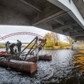 ФОТО: Из-под моста Ранну-Йыэсуу со дна реки Эмайыги извлекли тонны мусора