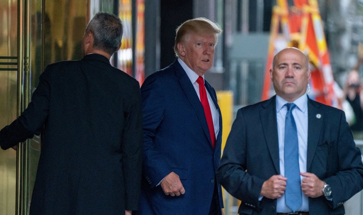 Donald Trumpi (keskel) klubis toimunud läbiotsimist põhjendati riigisaladuse ja õigusemõistmise kaitsega.
