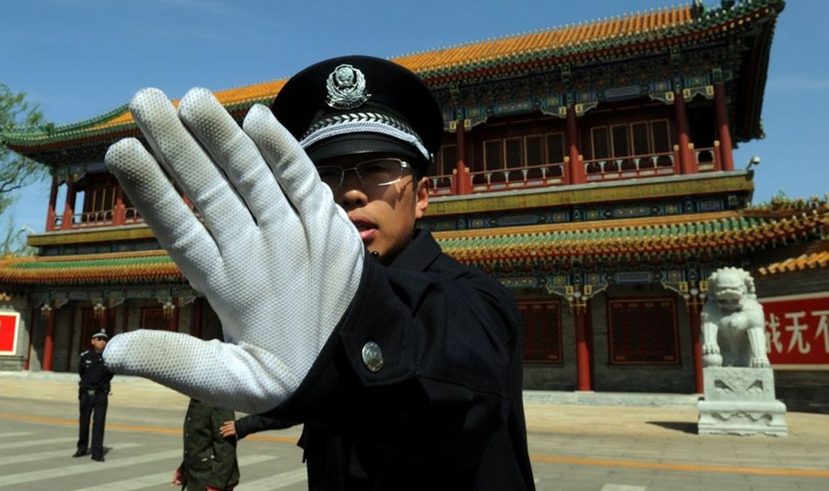 Pekingi valitsuskvartalis Zhongnanhais, mille ees politseinik tõrjuvalt žestikuleerib, algab juhtkonnavahetus.
