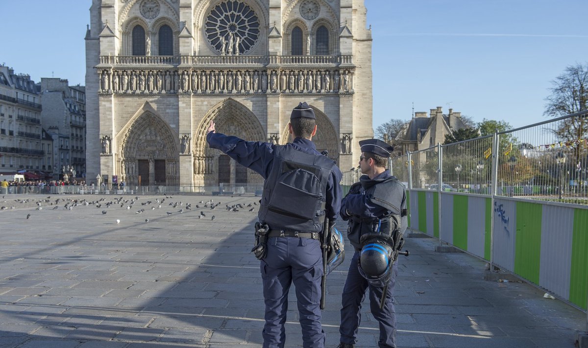 Korrakaitsjad Pariisi üheks sümboliks saanud Notre Dame ees pühapäeva pärastlõunal