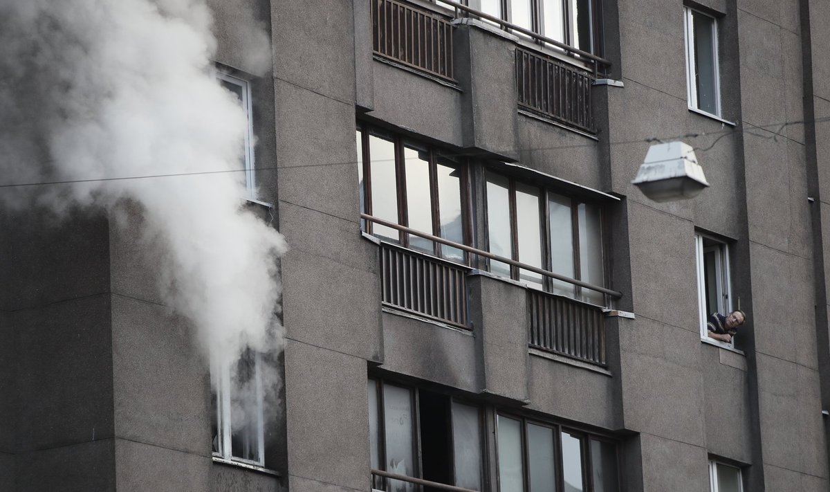 Tallinna südalinnas põleb kortermaja