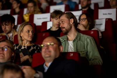 FILMI ÜHT PEAMIST TEGELAST, mälutut meest mängib Karl Robert Saaremäe. Tema kõrvale on sattunud istuma lavakunstikooli õppejõud ja Tallinna Linnateatri näitleja Külli Teetamm.