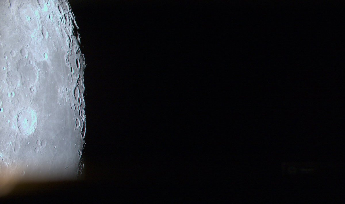 Selle pildi jäädvustasid ispace’i kaamerad 26. märtsil 2023 umbes 2000 km kõrgusel Kuust. Pildil on näha Kuu idaserv ning kraatrid Petavius, Vendelinus ja Langrenus.