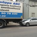 ФОТО: В Тарту леговушка въехала в корму учебному грузовику