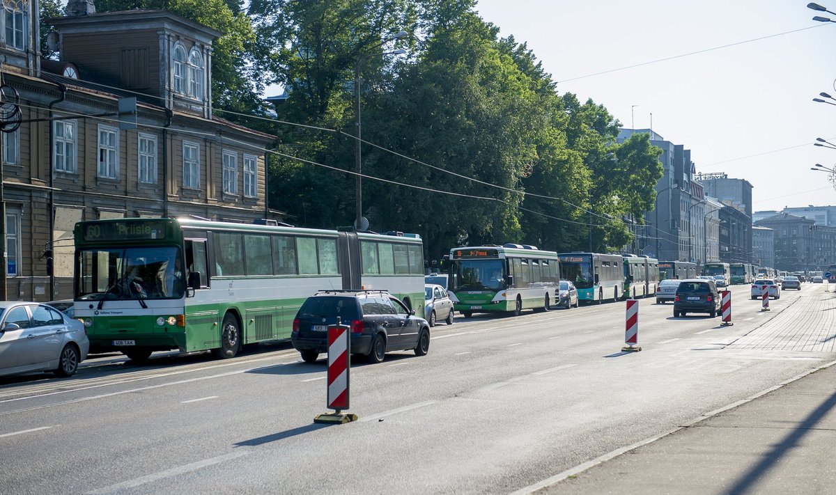 Lõputu rida busse ummikus. Milleks valida ühistransport?