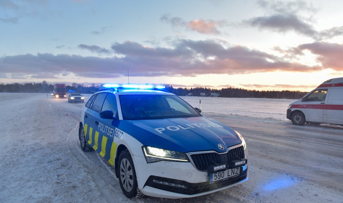 Veoauto sõitis libeduse tõttu põllule