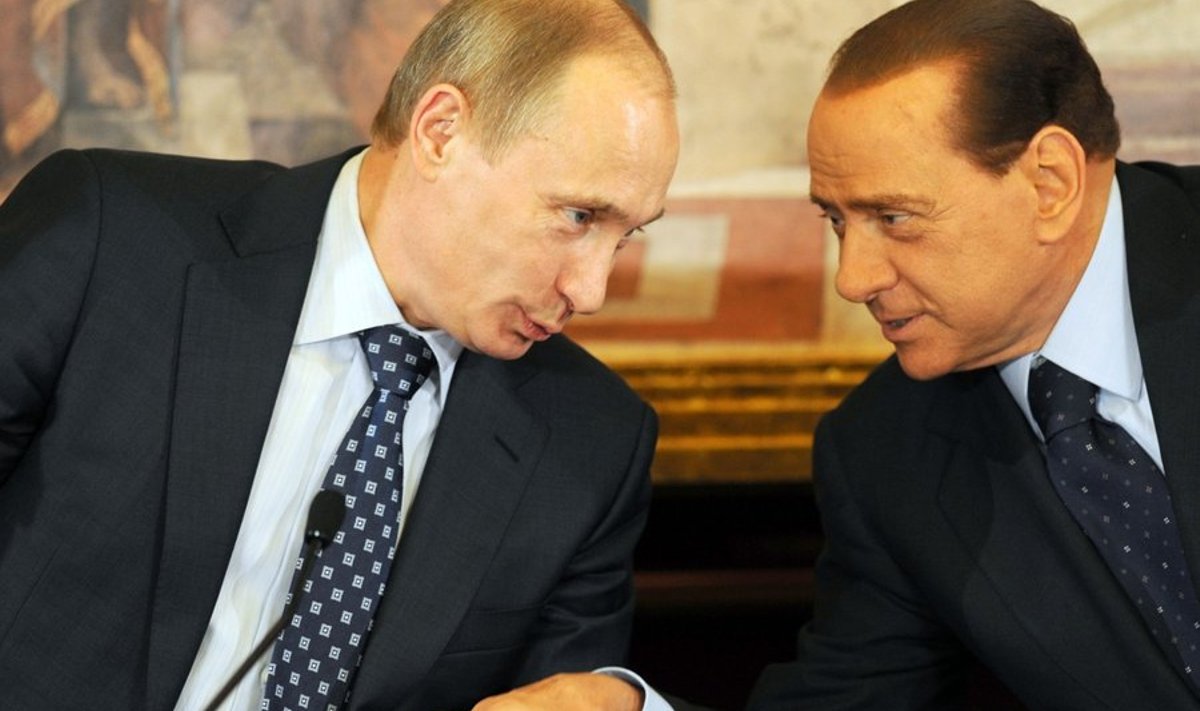Italian Prime Minister Silvio Berlusconi (L) and his Russian counterpart Vladimir Putin talk during a joint press conference at the Villa Gernetto on April 26, 2010 in Lesmo near Monza.  AFP PHOTO / GIUSEPPE CACACE