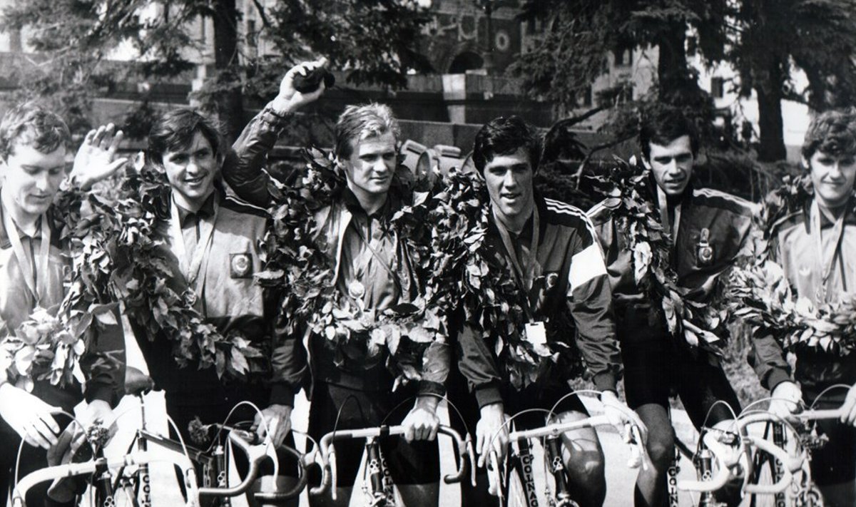 Riho Suuna (keskel, käsi püsti) tähthetk koos Nõukogude Liidu koondisega 1985. aasta Rahutuuril.