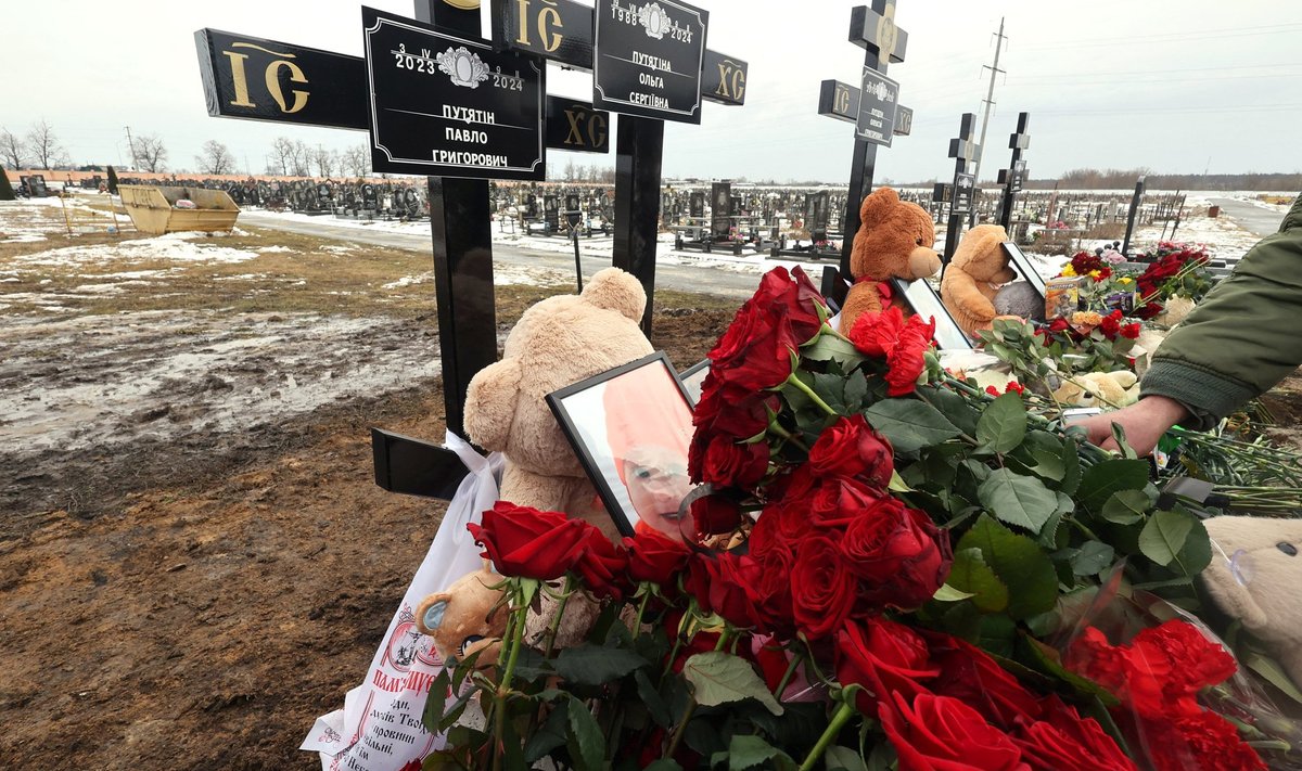 KARMID KONTRASTID: Maailmapoliitika tegijad tajuvad Venemaad järjest väiksema julgeolekuohuna. Samal ajal ründab Venemaa ukrainlasi ööune pealt nende kodudes. Fotol Harkivi droonirünnakus hukkunud lapse haud.