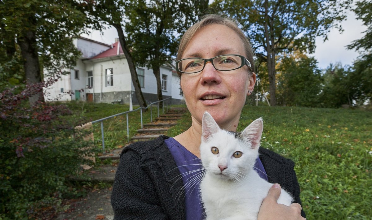 Ökokogukonna üks eestvedaja Riinu Lepa koos kassipoeg Laiguga, kelle ema jäi kadunuks.