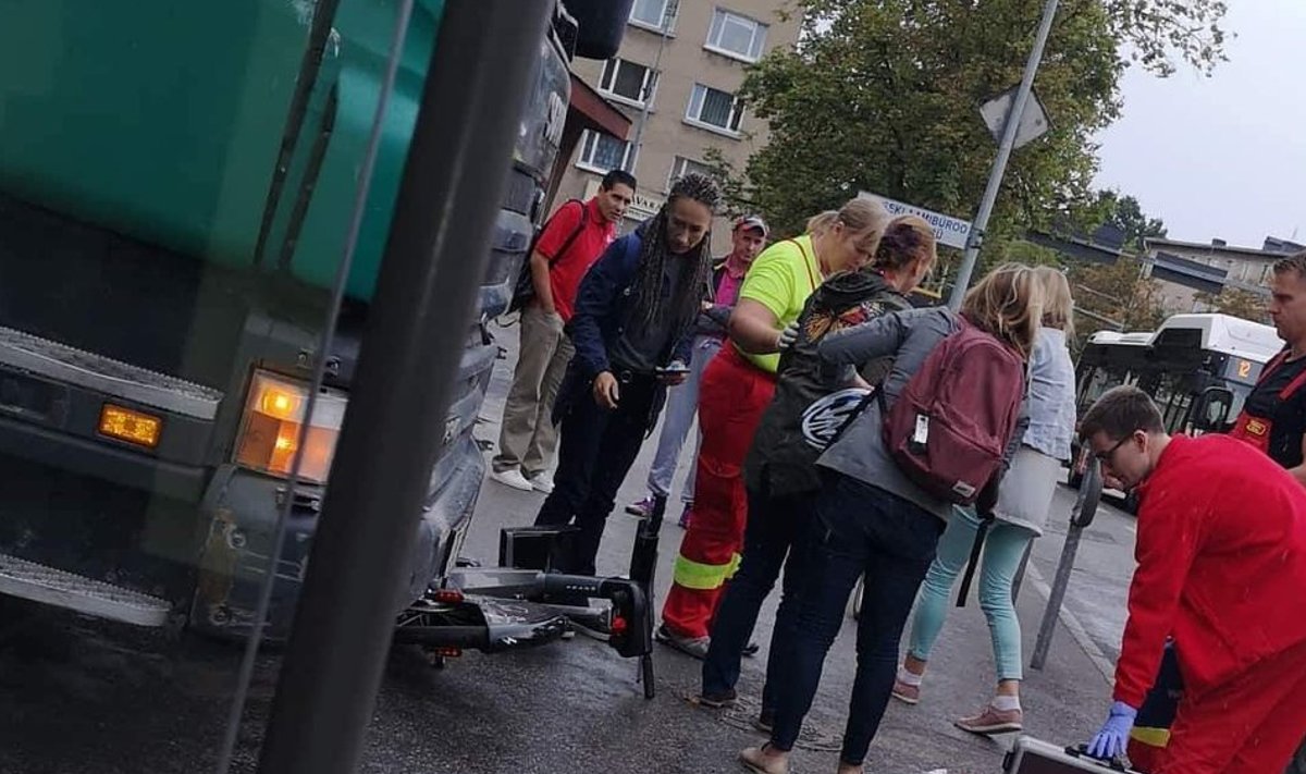Tartus Riia tänaval sai jalgrattur löögi prügiautolt