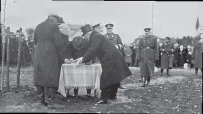 Konstantin Päts rahvamaja ees autogrammi kirjutamas 1938. aastal.