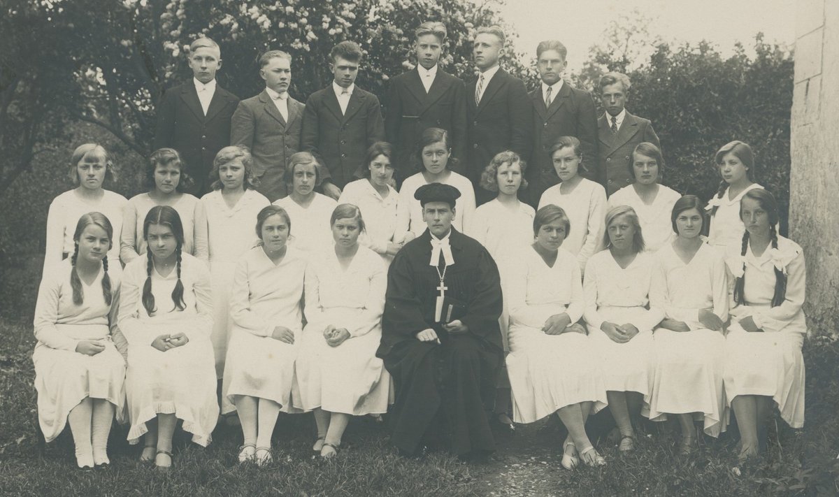 ENNE SKANDAALI: Läänemaa abipraost ning Pühalepa ja Kärdla kirikuõpetaja leerilastega Hiiumaal 1930. aastate alguses.