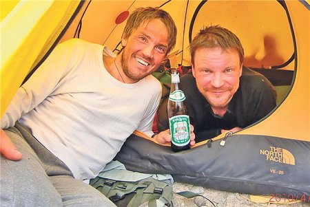 REISIKAASLASED: Andras Kaasik (vasakul) ja Tanel Tuuleveski on koos käinud mitme mäe vallutamise retkel. Pildil hetk Cho Oyu ekspeditsiooni ajast.