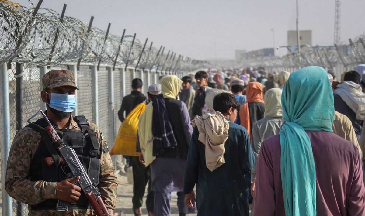 Pakistani piirivalvur jälgib afgaane riiki sisenemas