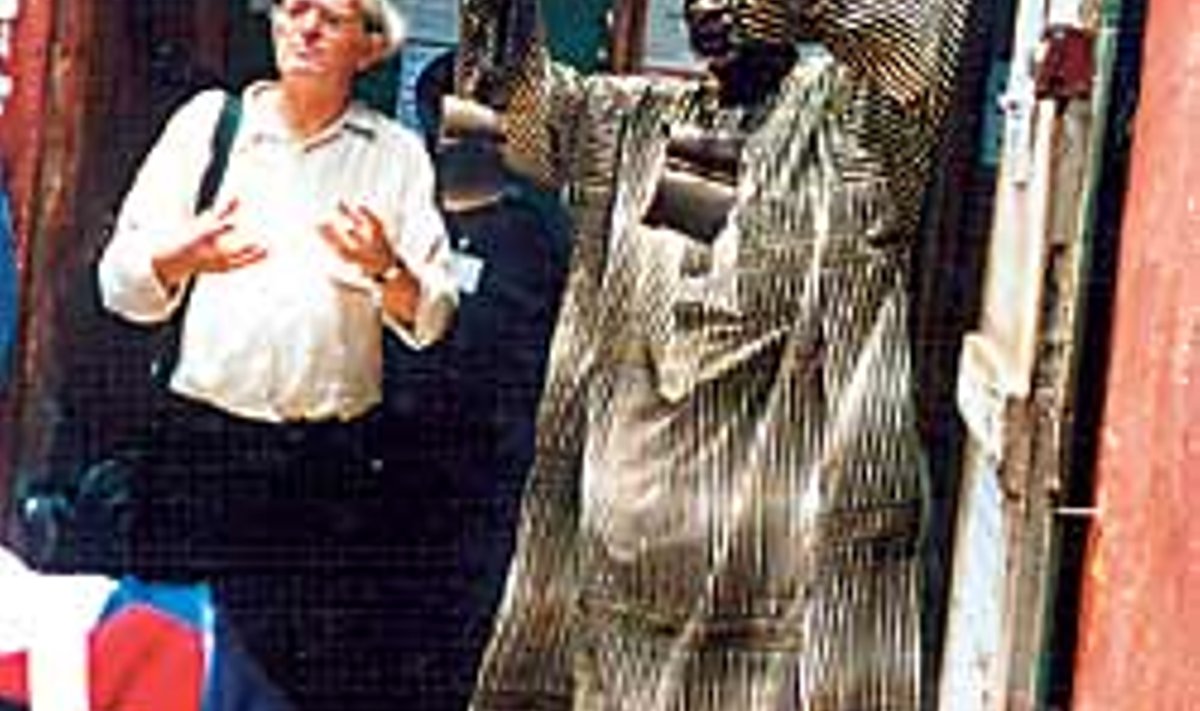 VALGE NEEGRIMUUSEUMIS: Goree saare orjanduse muuseumis demonstreerib neeger orja randmevõrusid AICA inglasest presidendile Henry Hughesile. Heie Treier