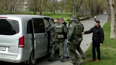 VIDEO JA FOTOD | Politsei viis Narvas jaoskonda mehe Georgi lindi kandmise tõttu