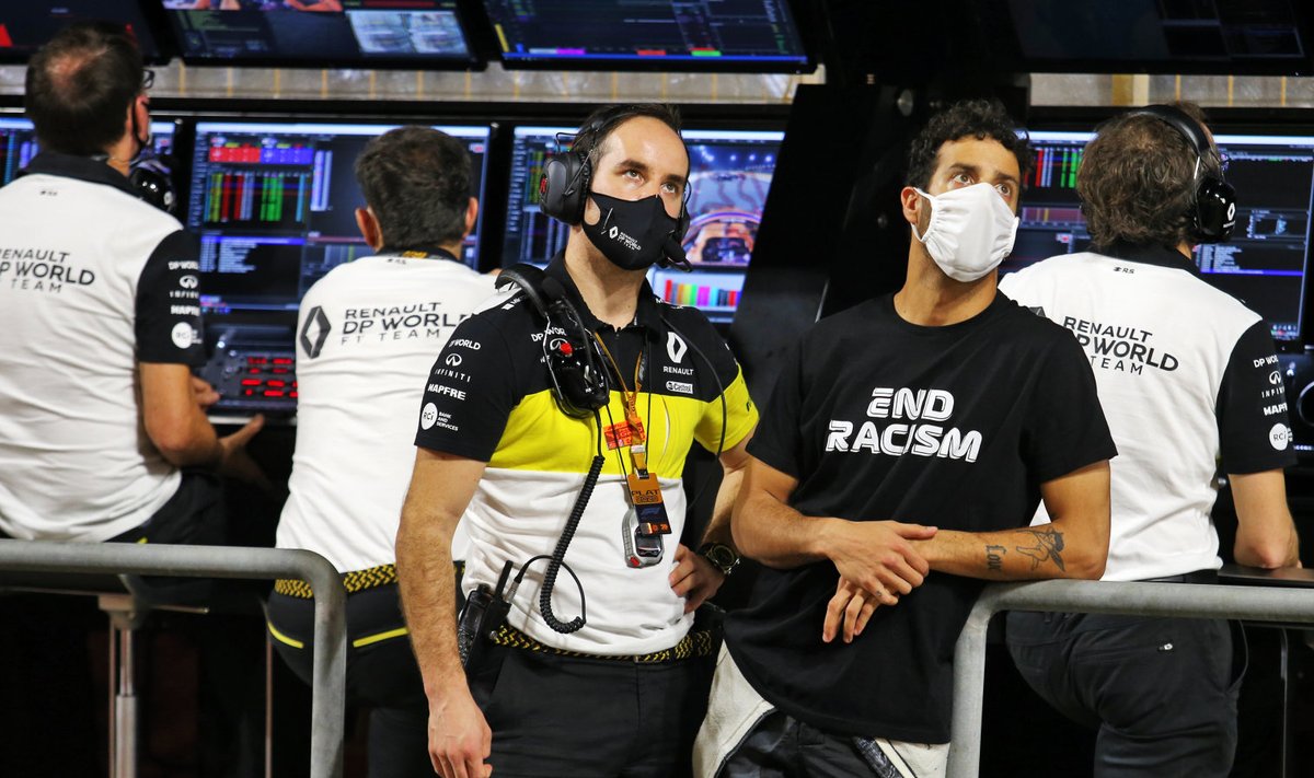 Daniel Ricciardo (paremal) koos Renault' inseneriga Grosjeani avarii kordust vaatamas.
