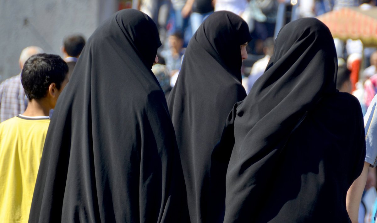 Islamiusuliste naiste nägu katvat riietust puudutav seadus tekitab küsimusi mitmel rindel.