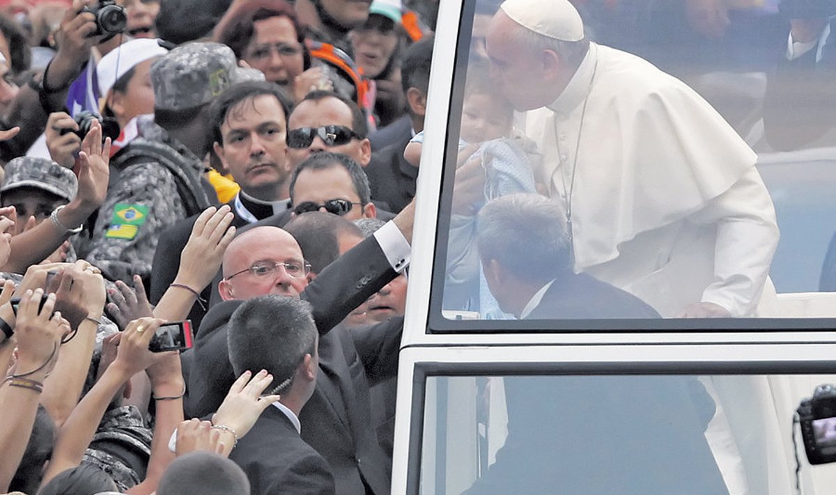 Rio kesklinnas rahvasummas liikudes tegi paavst peatusi ja õnnistas oma suudlustega lapsi.